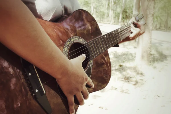 Mulher tocando guitarra — Fotografia de Stock