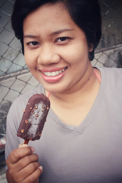 Woman eating chocolate popsicle ice pop — Stock Photo, Image