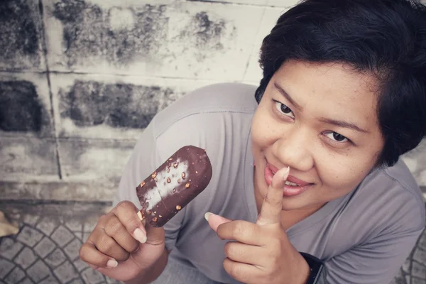 Mujer comiendo helado de paleta de chocolate — Foto de Stock
