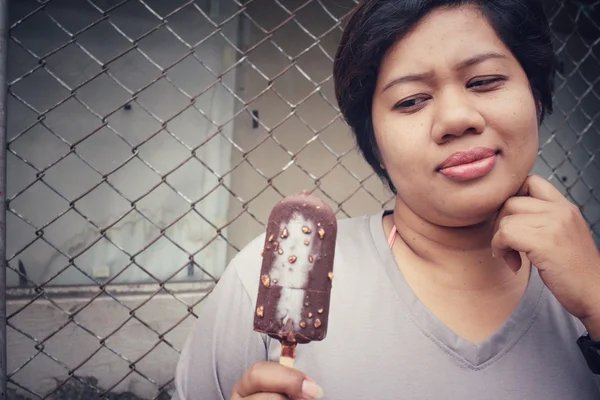 吃巧克力冰棒冰流行的妇女 — 图库照片