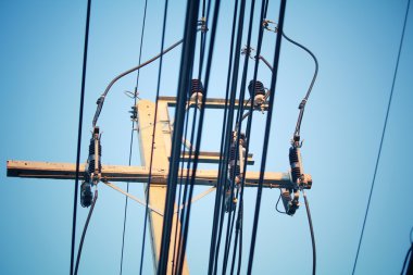 gökyüzü ile yüksek gerilim sonrası