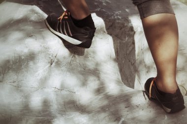 kadın üzerinde kaya tırmanışı