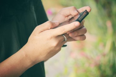 Akıllı telefon kullanan kadın