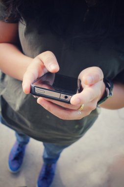 Akıllı telefon kullanan kadın