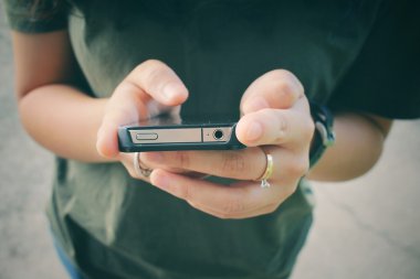 Akıllı telefon kullanan kadın