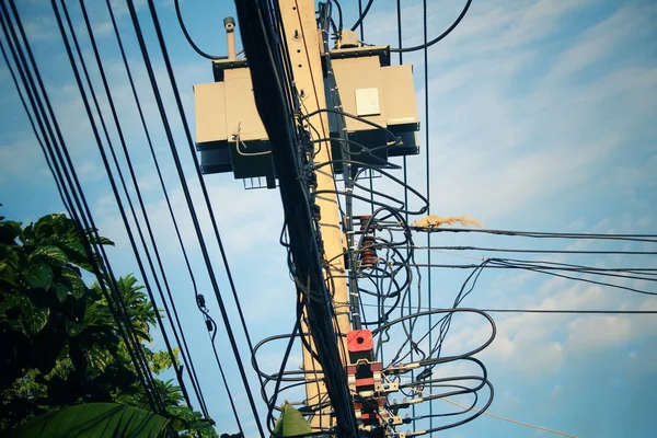 Pólo de alta tensão com céu — Fotografia de Stock