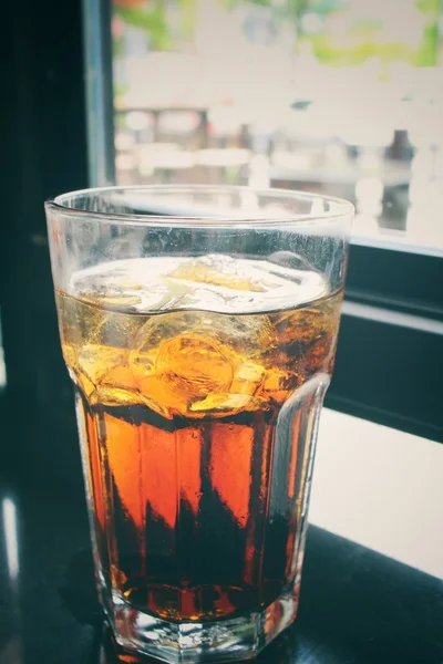 Cola com cubos de gelo — Fotografia de Stock