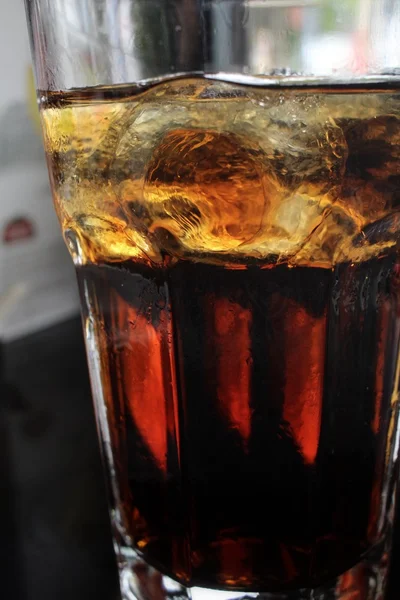 Cola z kostkami lodu — Zdjęcie stockowe