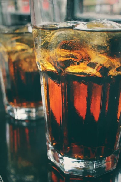 Cola con cubitos de hielo — Foto de Stock