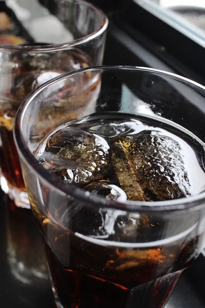 Cola con cubitos de hielo — Foto de Stock