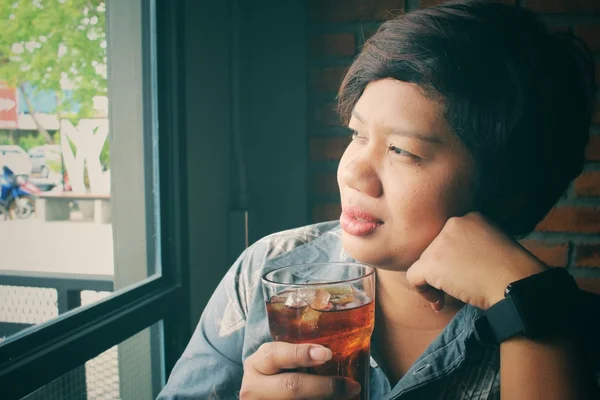 Frau trinkt eine Cola — Stockfoto