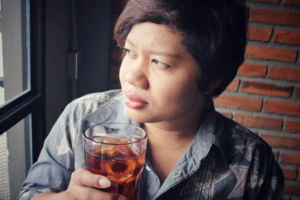 Mujer bebiendo una cola —  Fotos de Stock