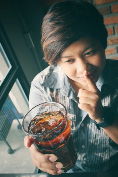 Bir kola içme kadın