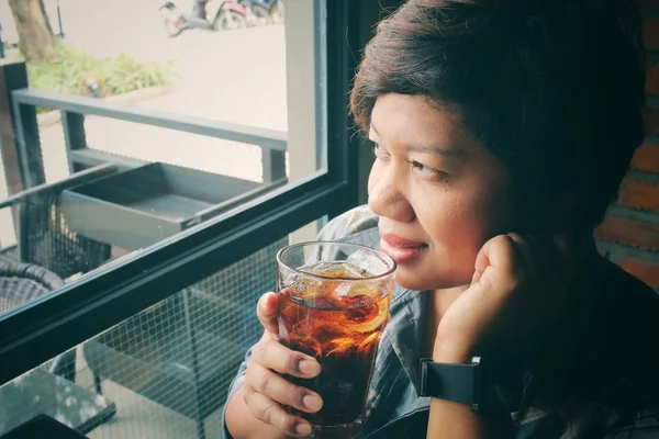 Frau trinkt eine Cola — Stockfoto