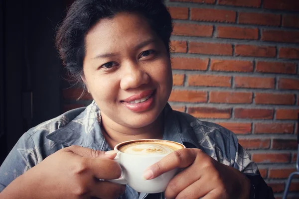Kahve içen kadın — Stok fotoğraf