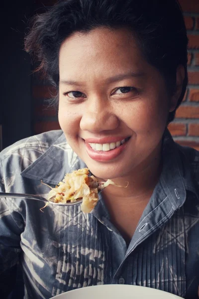 Mulher comendo almofada tailandês — Fotografia de Stock
