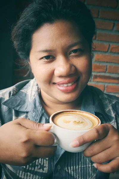 Vrouw die koffie drinkt — Stockfoto