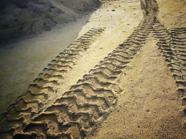 Pistes de roues sur le sol. — Photo