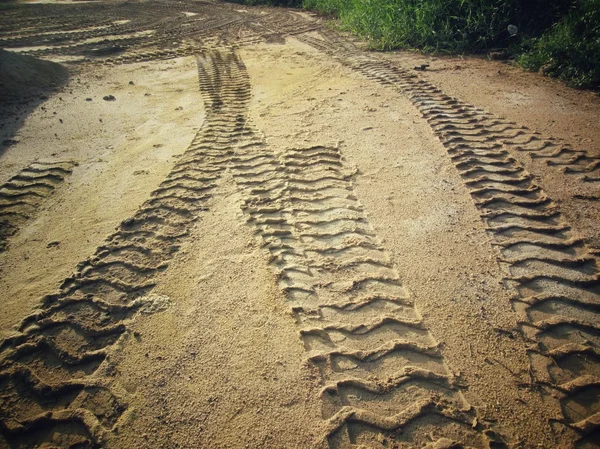 Pistes de roues sur le sol. — Photo