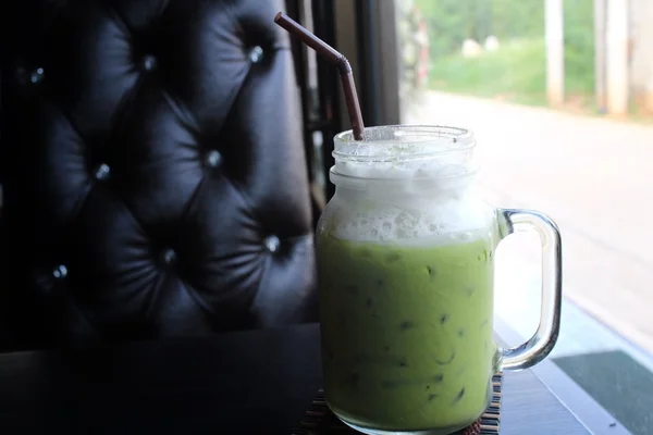 Iced grönt te och mjölk — Stockfoto