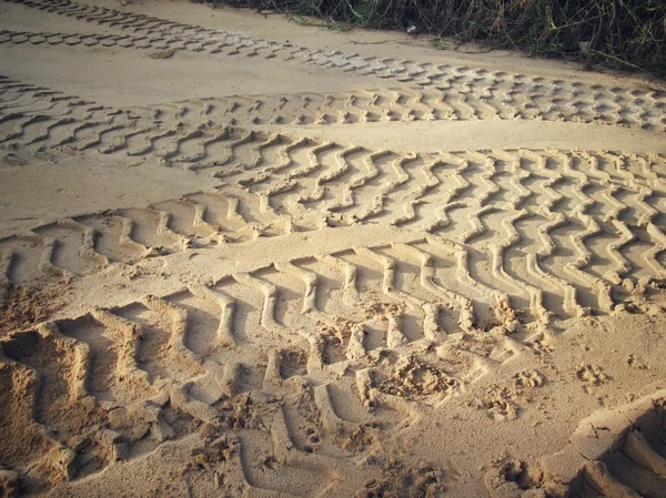 Huellas de ruedas en el suelo. — Foto de Stock