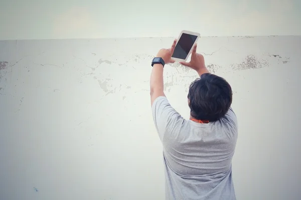 Woman take a photo wiht tablet — Stock Photo, Image