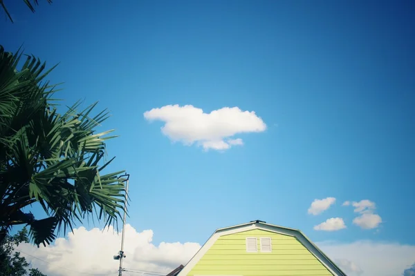 Celeiro verde no céu azul — Fotografia de Stock