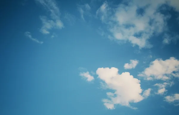 Nuvens tempestuosas na primavera céu nublado — Fotografia de Stock