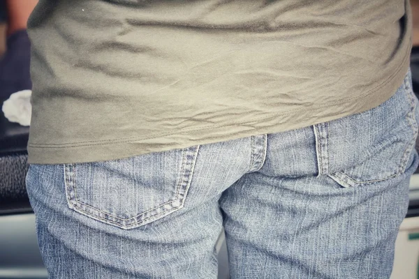 Kvinna i midjan med jeans — Stockfoto
