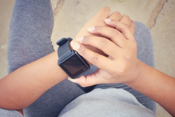 Mulher mão com smartwatch — Fotografia de Stock