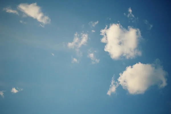 Nuvens no céu azul. — Fotografia de Stock