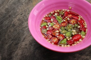 Acı biberli balık sosu