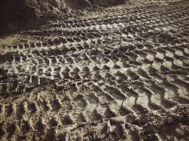 Topraktaki tekerlek izleri.