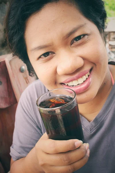 Donna che beve cola con cubetti di ghiaccio — Foto Stock