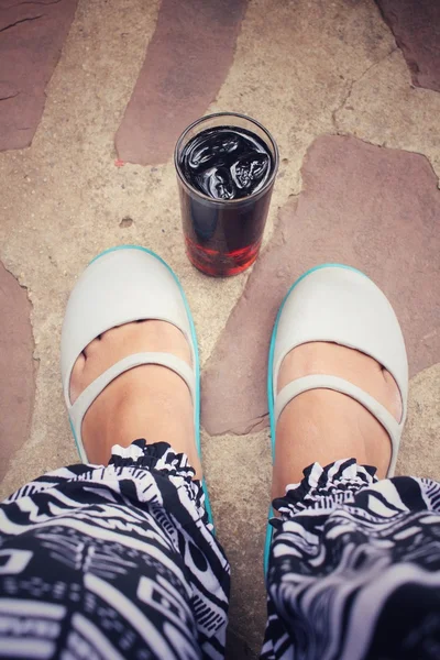 靴とコーラの Selfie — ストック写真