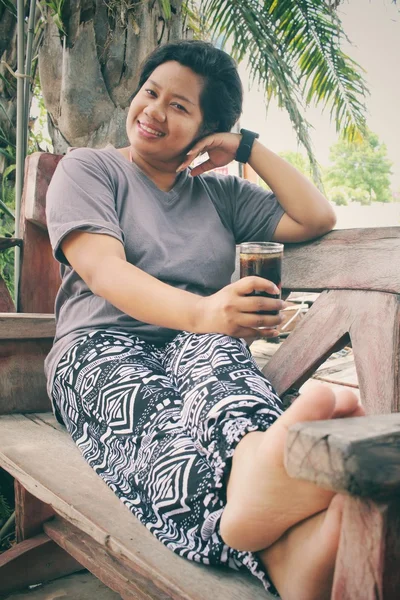 Vrouw drinken cola met ijsblokjes — Stockfoto