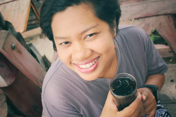 Mulher bebendo cola com cubos de gelo — Fotografia de Stock