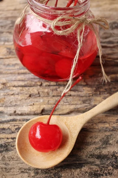糖浆中的樱桃 — 图库照片