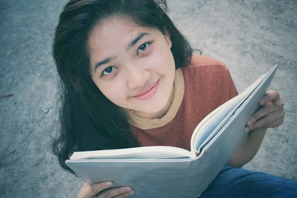 Junge Frau mit Buch — Stockfoto