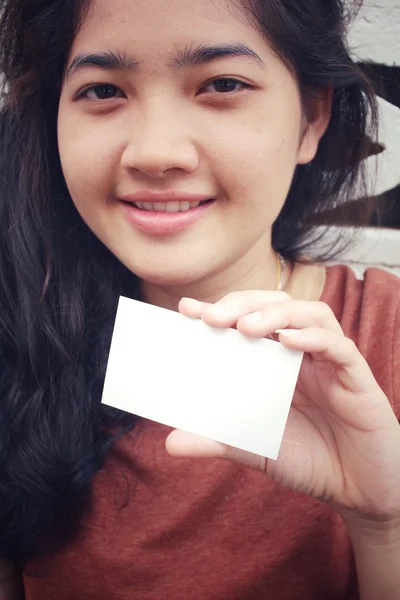 空白の名刺を持つ若い女 — ストック写真
