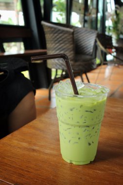 Buzlu yeşil çay ve süt