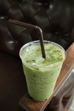 Buzlu yeşil çay ve süt