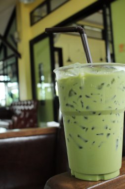 Buzlu yeşil çay ve süt