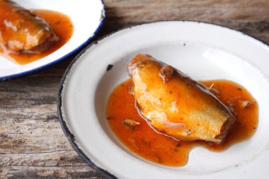 Balık balık konserve domates sos -