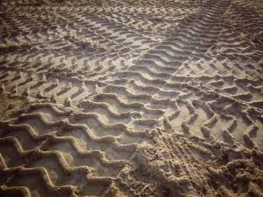 Topraktaki tekerlek izleri.