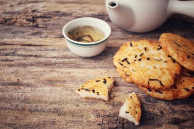 Aperatif senbei pirinç kek sıcak çay ile Japon