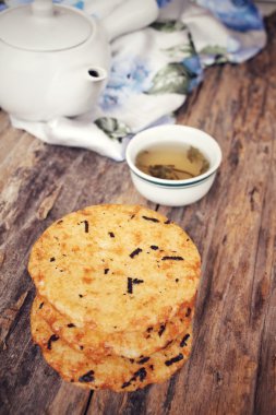Aperatif senbei pirinç kek sıcak çay ile Japon