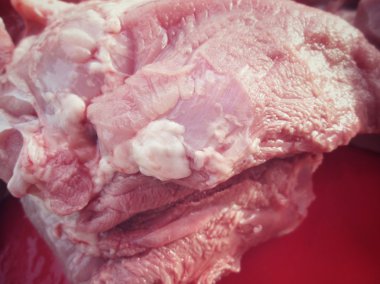 pişmemiş domuz eti