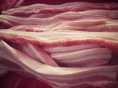 pişmemiş domuz eti