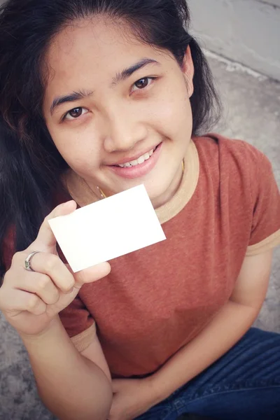 Jovem com cartão em branco — Fotografia de Stock